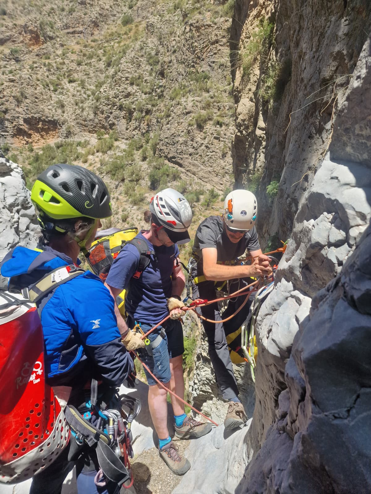 Rigging a rescue rope in a narrow gorge